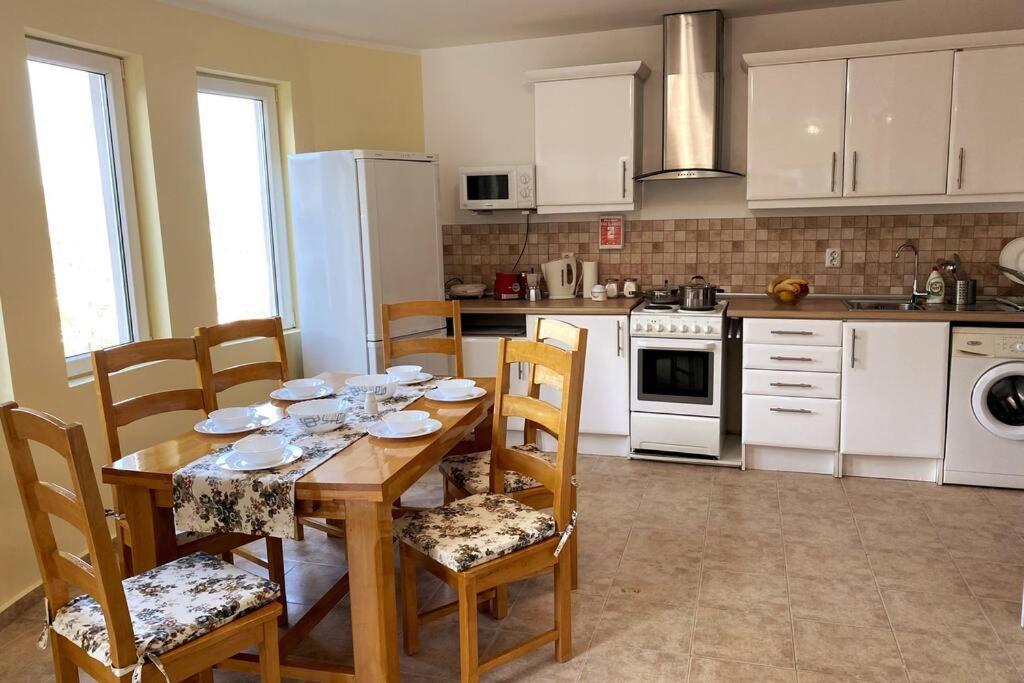 Apartment Happy Place Akatcia Veliko Tarnovo Exterior foto